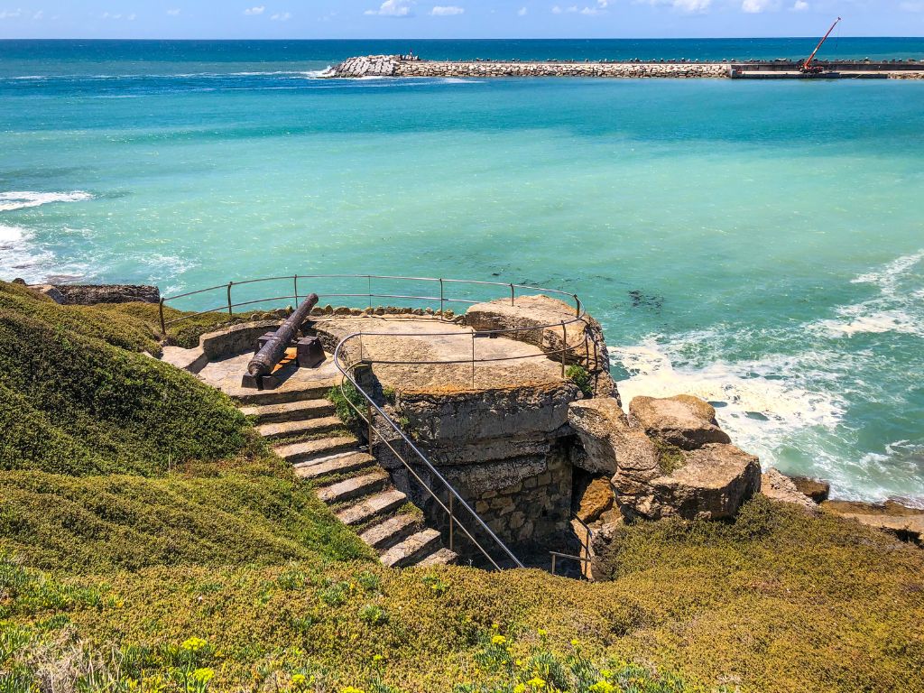 A historical canon pointing out to sea near Praia dos Pescadores