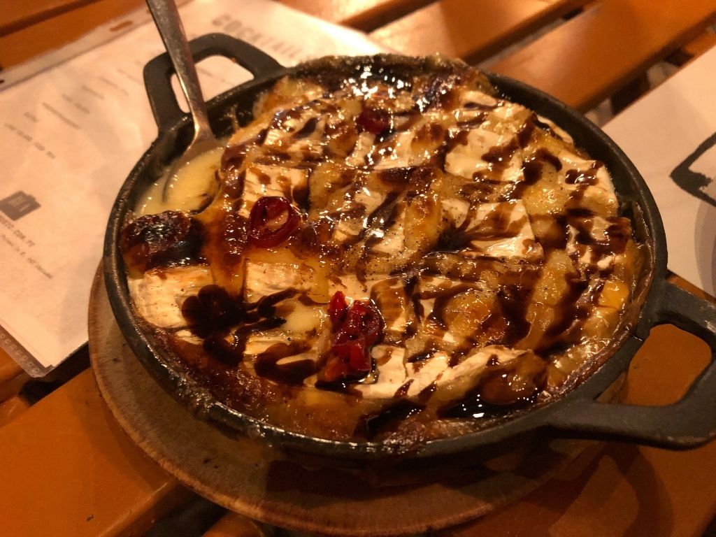 Baked cheese and honey from Rua Tapas and Music in Porto