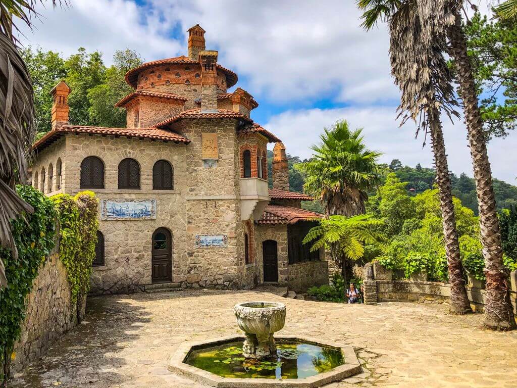 The courtyard and grounds of Vila Sassetti Sintra