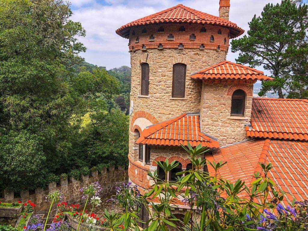 Vila Sassetti in Sintra surrounded in flowers