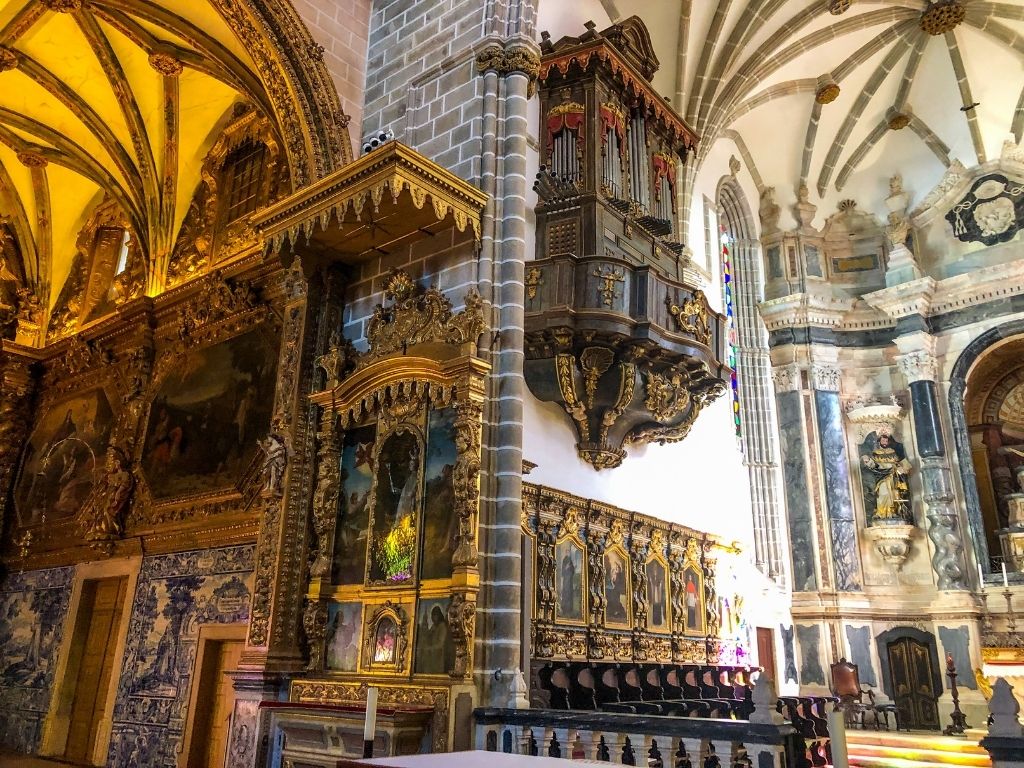 Amazing architecture and  in the Igreja de Sao Francisco